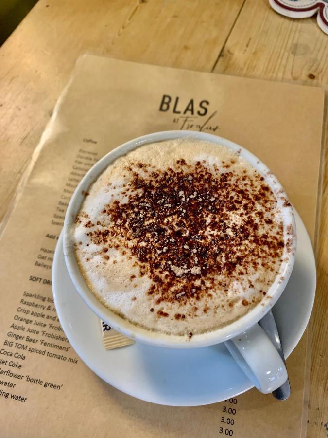 Blas At Fronlas Cafe - The Heart Of Newport Newport  Exteriör bild